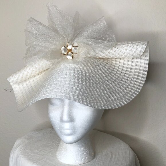 ELEGANT Original Tulle Fascinator with Vintage Brooch - Picture 1 of 9